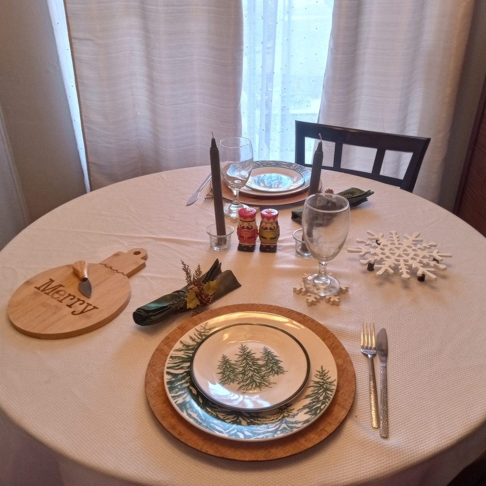 Holiday Table Setup — White Base, Green Accents, Gold Chargers & Minimalist Deco